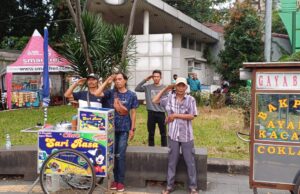 Pedagang Kaki Lima Rasakan Getaran Nasionalisme saat Penurunan Bendera di Tugu Kujang
