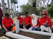 Komunitas Rute Jumat Berkah Bogor Ziarah hingga Berbagi Kebaikan kepada Penggali Makam Dreded dan Pejuang Nafkah di Jalan Raya