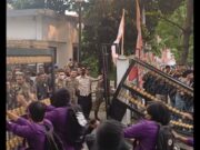 Aksi Mahasiswa UNPAK di DPRD Kota Bogor Berujung Ricuh, Pagar Gedung Dirubuhkan