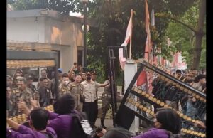 Aksi Mahasiswa UNPAK di DPRD Kota Bogor Berujung Ricuh, Pagar Gedung Dirubuhkan