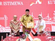Bupati Bogor Beri Penghargaan dan Hadiah Umroh untuk Tokoh Peduli Pendidikan dan Anak Yatim