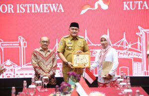 Bupati Bogor Beri Penghargaan dan Hadiah Umroh untuk Tokoh Peduli Pendidikan dan Anak Yatim