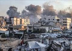Misi Perdamaian atau Perangkap Politik? MUI Desak Pemerintah Berhati-Hati Soal Gaza Asap membubung di atas kawasan permukiman setelah serangan udara Israel menghantam Kota Gaza. Situasi di lapangan dilaporkan terus memburuk seiring eskalasi militer terbaru. (Foto: Anadolu Agency)