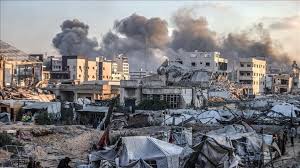 Misi Perdamaian atau Perangkap Politik? MUI Desak Pemerintah Berhati-Hati Soal Gaza Asap membubung di atas kawasan permukiman setelah serangan udara Israel menghantam Kota Gaza. Situasi di lapangan dilaporkan terus memburuk seiring eskalasi militer terbaru. (Foto: Anadolu Agency)