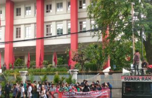 FORSIM & Relawan Ganjar Geruduk DPP: Tuntut Roby Barus Dipecat dari PDI Perjuangan!