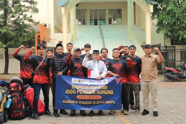 Tim relawan Aqsa Working Group (AWG) dilepas dari Cileungsi, Bogor, dalam Ekspedisi 1000 Pendaki Gunung untuk Palestina yang digelar dalam rangka Bulan Solidaritas Palestina 2025. (Dok. AWG)