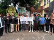 Mahasiswa KKM STAI Al Hidayah Bogor Tutup Kegiatan dengan Sosialisasi Peduli Lingkungan dan Penyerahan 2 Gerobak Sampah di Balumbang Jaya