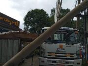 Tanah Bergeser di Kota Bogor, Tiang Listrik Tumbang dan Warung Warga Hancur Tertimpa