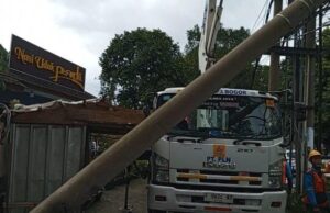Tanah Bergeser di Kota Bogor, Tiang Listrik Tumbang dan Warung Warga Hancur Tertimpa