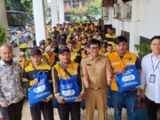 Ratusan Petugas Penyapu Jalan Bogor Terima Bantuan Sembako dari PT Adev Natural Indonesia