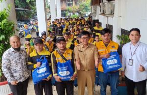 Ratusan Petugas Penyapu Jalan Bogor Terima Bantuan Sembako dari PT Adev Natural Indonesia