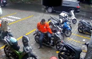 Warga Resah, Pelaku Curanmor Beratribut Ojek Online Terekam CCTV Beraksi di Cimanggu