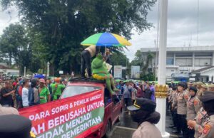 Ribuan Sopir Angkot Geruduk Balai Kota Bogor, Orator Sentil Dedie A. Rachim: Pas Pilkada Datang, Geus Jadi Mah Poho!