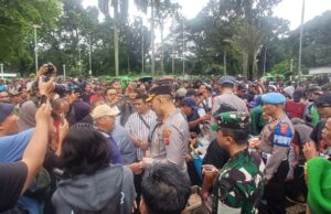 Dinginkan Suasana Demo, Kapolresta Bogor Kota Borong Tahu dan Kopi untuk Sopir Angkot