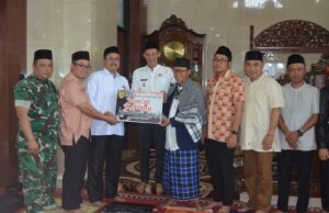 Jaro Ade Ajak Warga Gotong Royong dan Jaga Kebersihan Lingkungan