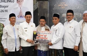 Jaro Ade Salurkan Bantuan Rp100 Juta untuk Renovasi Masjid Besar Kecamatan Cileungsi