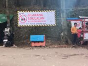 Ironis! Spanduk Larangan Berjualan Dispora di GOR Pajajaran Bogor Justru Dikepung Lapak PKL