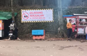 Ironis! Spanduk Larangan Berjualan Dispora di GOR Pajajaran Bogor Justru Dikepung Lapak PKL