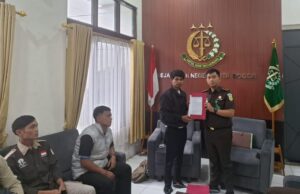 Mafia Parkir Trotoar Mayor Oking Dilaporkan: AMBB Desak Jaksa Usut Aliran Dana ke Oknum Pejabat