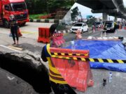 Bogor Darurat Infrastruktur: Lubang Raksasa 3 Meter ‘Telan’ Badan Jalan Sholeh Iskandar!