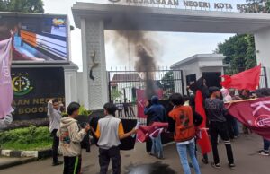 Tuntut Pengusutan Penyerobotan Fasos Fasum Cimahpar, Massa KOPAD Geruduk Kantor Kejari Kota Bogor