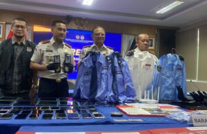 Markas Online Scam WNA Jepang di Sentul Digerebek, Imigrasi Bogor Temukan Seragam Polisi Palsu!