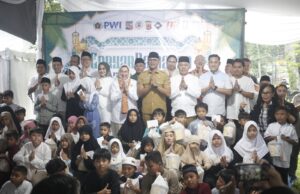 Fetty Anggraenidini dan Yasin Maskur Santuni 200 Anak Yatim di PWI Kota Bogor