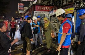 PLN UP3 Bogor Tertibkan Sambungan Listrik Ilegal PKL melalui Operasi P2TL Malam Hari