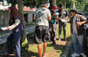 Berbagi Hari Jumat Berkah, BRI Bogor Pajajaran Bagikan Paket Makanan Bagi Warga