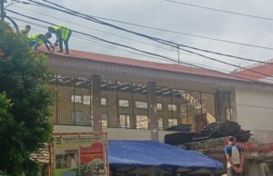 Taruhan Nyawa di Atap Puskesmas: Kontraktor Pondok Rumput Kangkangi Aturan K3!