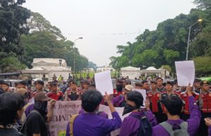 Indonesia Sedang Tidak Baik-Baik Saja! Mahasiswa Unpak ‘Gedor’ Gerbang Istana Bogor