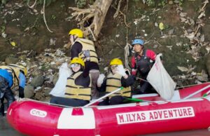 Jaga Sumber Air Baku, Tirta Pakuan dan Bapperida Susuri Cisadane dalam Aksi Bebersih Hari Jadi Bogor