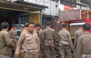 Trotoar Dewi Sartika Dikepung Gerobak, Satpol PP: Hak Pejalan Kaki Tidak Bisa Dikompromi!