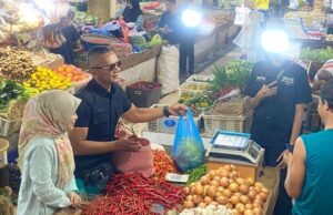 Harga Pangan Stabil, Wawali Jenal Mutaqin Ajak Warga Borong Sembako dan Kulineran di Pasar Jambu Dua