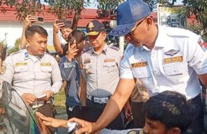 Bandel Kembali Mengaspal: Jenal Mutaqin Turun Gunung Sapu Bersih Angkot Tua di Jalan Juanda
