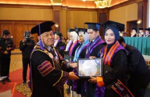 Universitas Pakuan Wisuda 713 Lulusan, Tegaskan Komitmen Cetak SDM Unggul Berdaya Saing Global