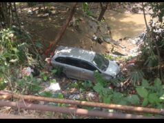 Nahas di Jalan Cilebut: Mobil Taksi Online Hantam Pagar Tua Lalu Terjun Bebas ke Sungai!