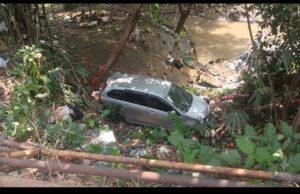 Nahas di Jalan Cilebut: Mobil Taksi Online Hantam Pagar Tua Lalu Terjun Bebas ke Sungai!